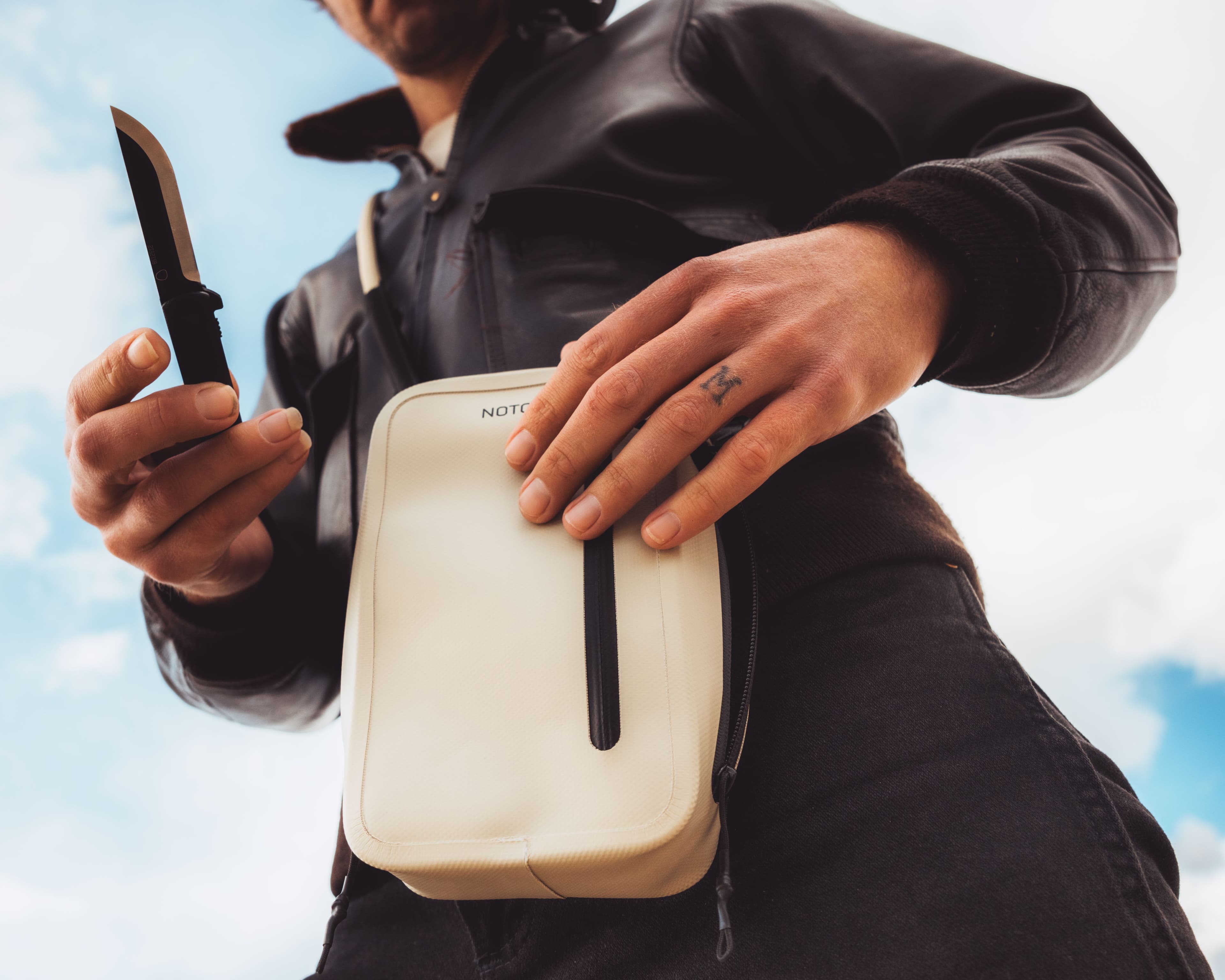 NOTOM Nj100 knife and clay sling bag adventure